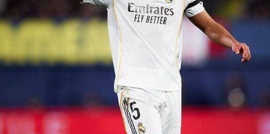 西甲第1易主，姆巴佩梅开二度造法国足球历史，皇马2-0黄潜登顶