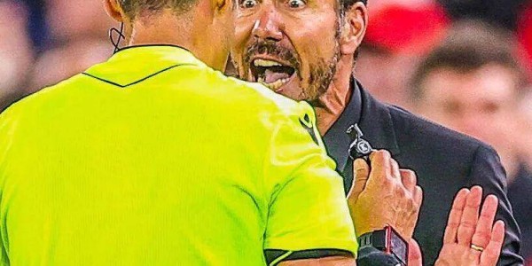 输不起？马竞遭绝杀后西蒙尼染红他朝球迷看台竖中指