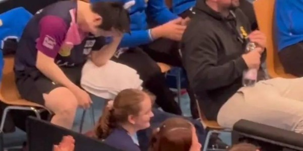 笑不活了！樊振东两度被逆转翻车，队友拿他头像模仿，小胖笑疯